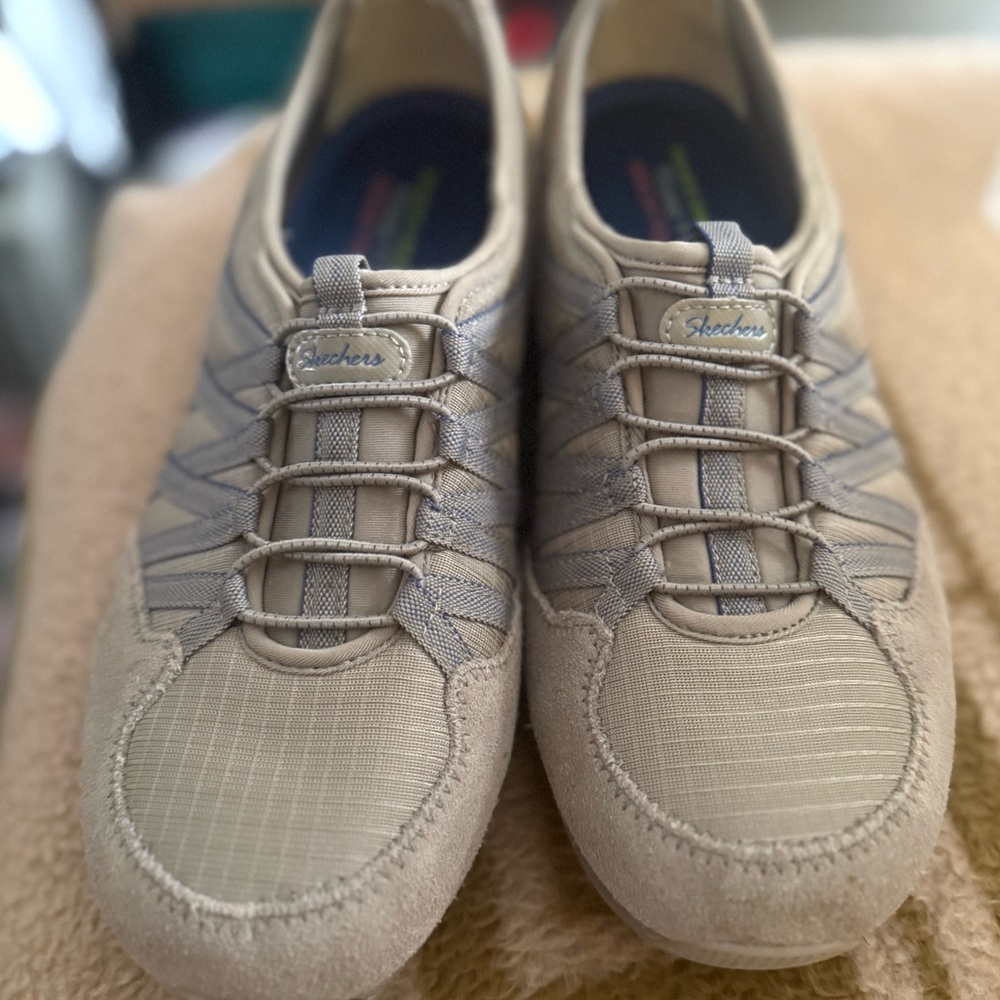 NEW Sketchers sneakers - relaxed fit memory foam- NWOT- S11